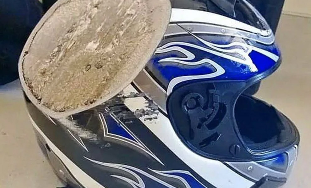 Упавший мотоциклист показал, зачем при езде надо всегда надевать шлем: видео