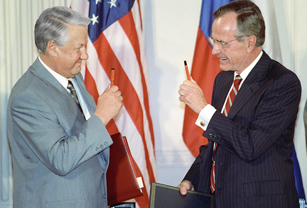Президент России Борис Ельцин и президент США Джордж Буш после подписания российско-американских документов