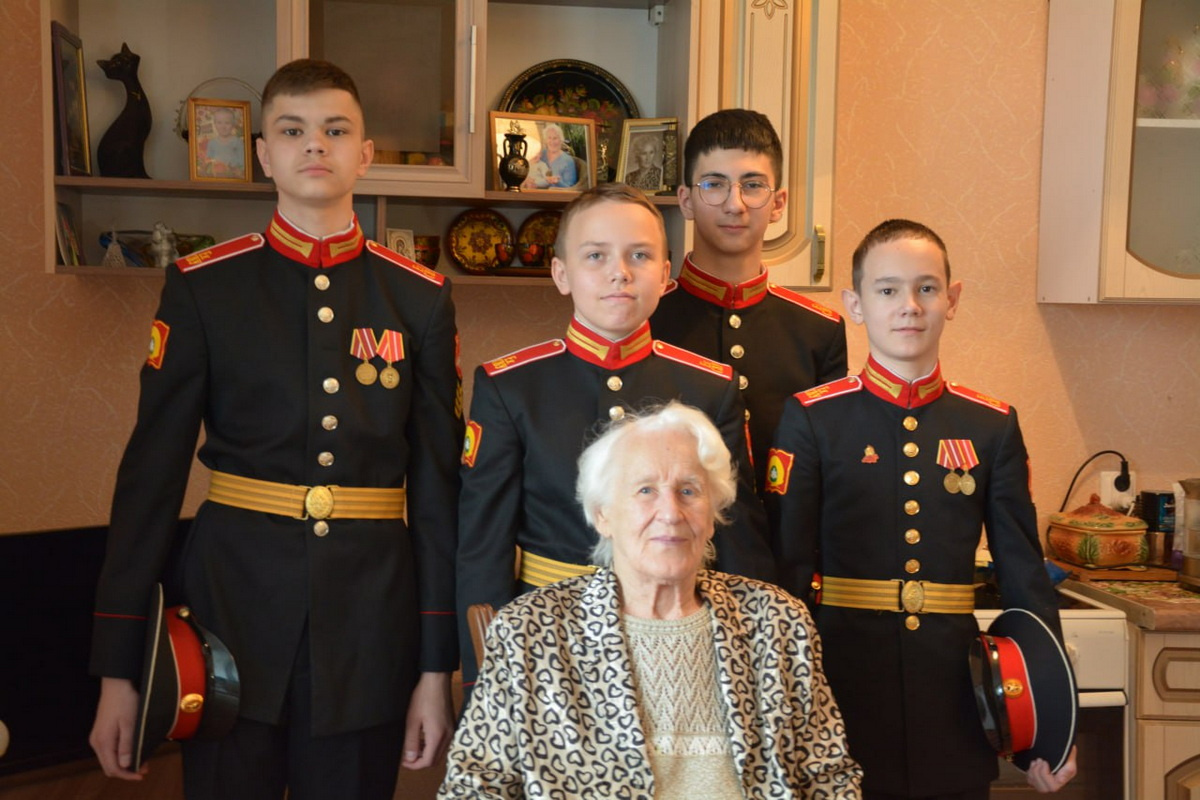 Воспитанники ЕкСВУ навестили труженицу тыла Маргариту Чернову накануне Дня Победы