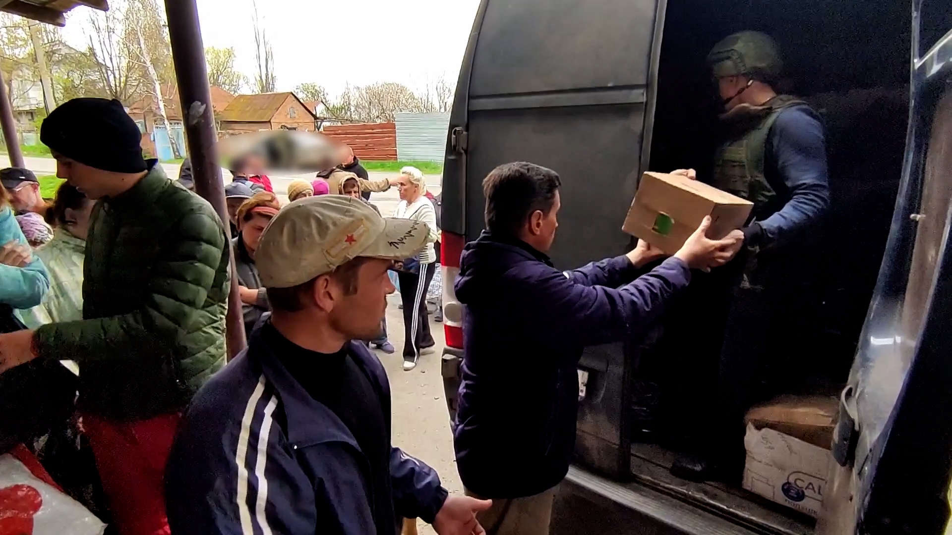 Российские военнослужащие доставили гуманитарную помощь в харьковское село на линии разграничения с ВСУ Общество,Украина