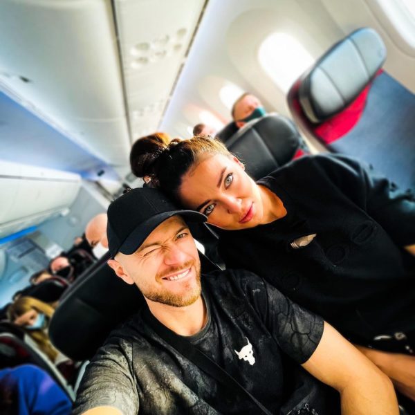 Влад Яма с женой в самолете