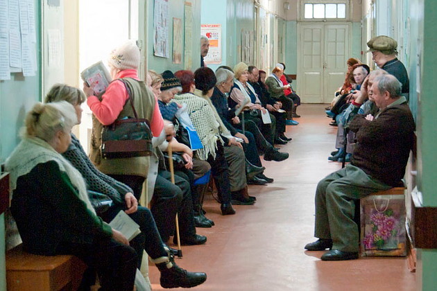 ДОНОР. Он подсел ко мне в очереди к терапевту. Очередь тянулась медленно...