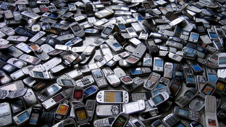 Старые телефоны можно переработать