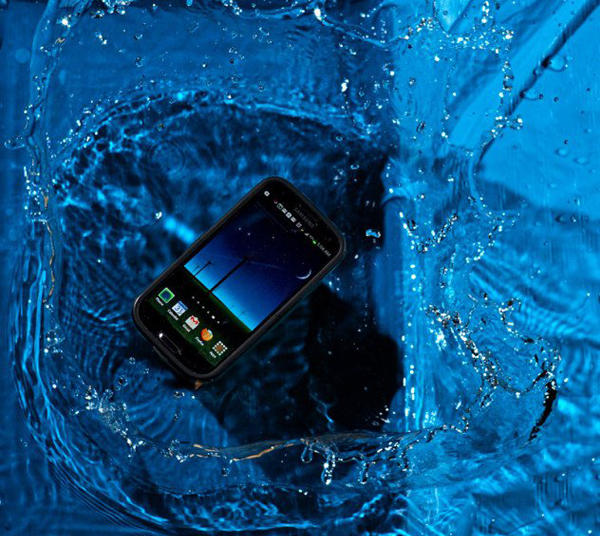 мобильный телефон в воде