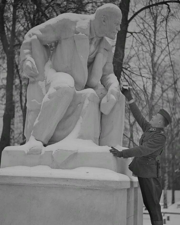 Финский офицер в шутку предлагает сигареты Klubi 7 статуе Ленина, Петроской (Petroskoi), 30 ноября 1941 года