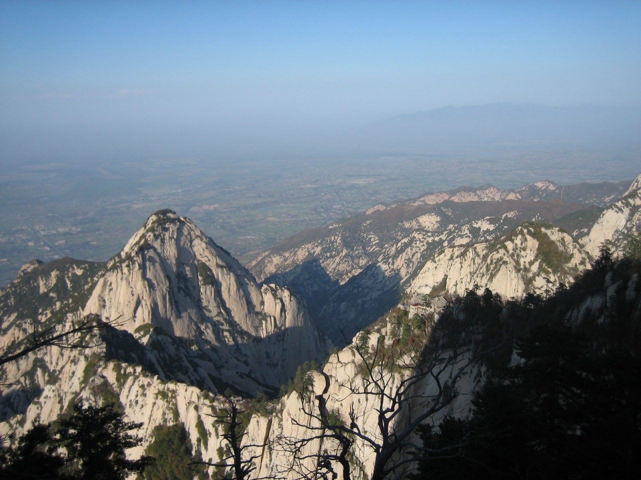 Тропа смерти (Huashan Mountain). Слабонервным лучше даже не смотреть. Тропа смерти (Huashan Mountain). Слабонервным лучше даже не смотреть.