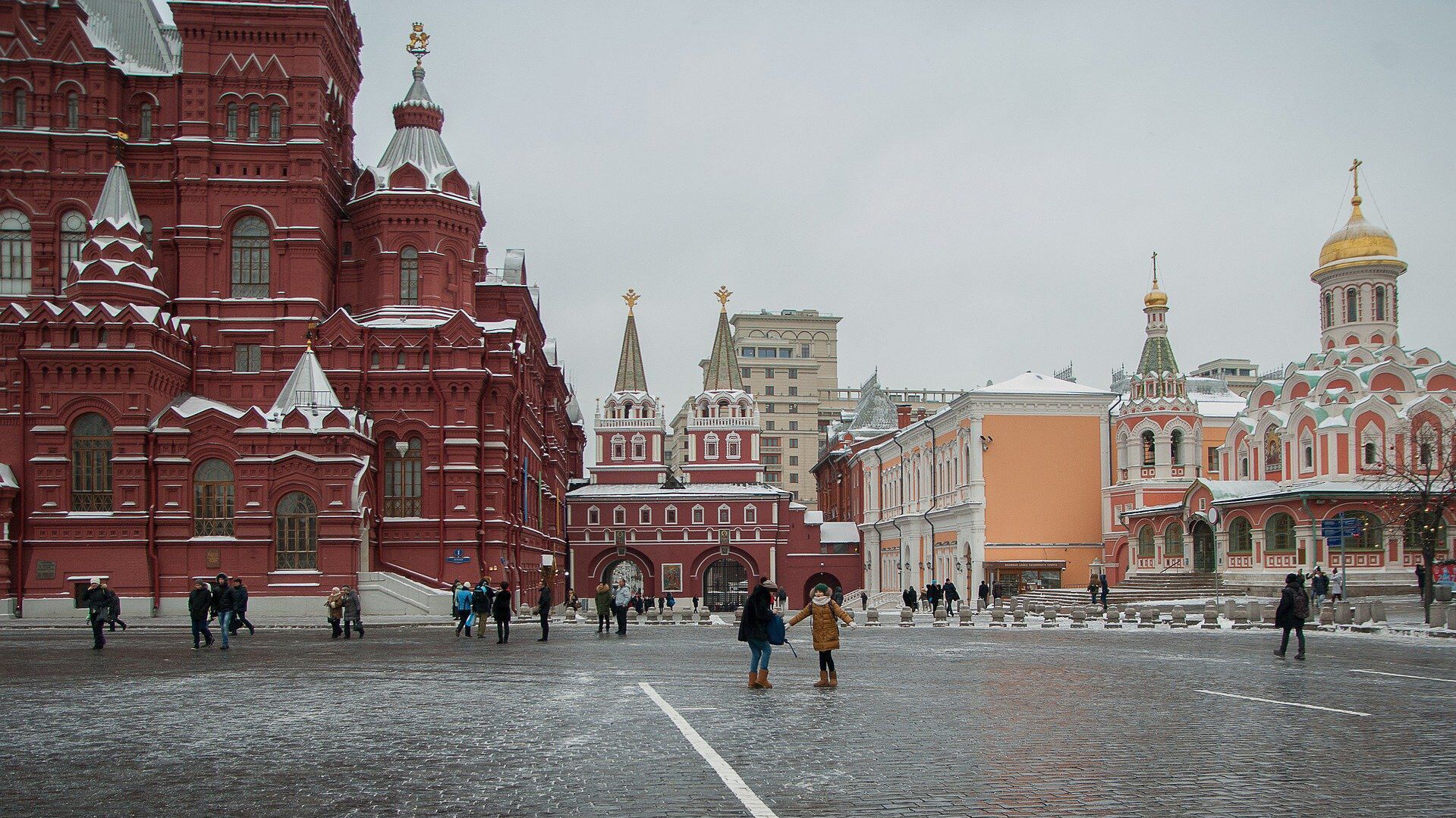 Метеозависимых москвичей предупредили о резком росте атмосферного давления