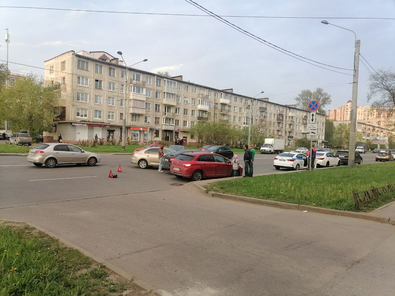 Тройничок на улице Ленсовета: столкнувшиеся авто не дают проехать петербуржцам
