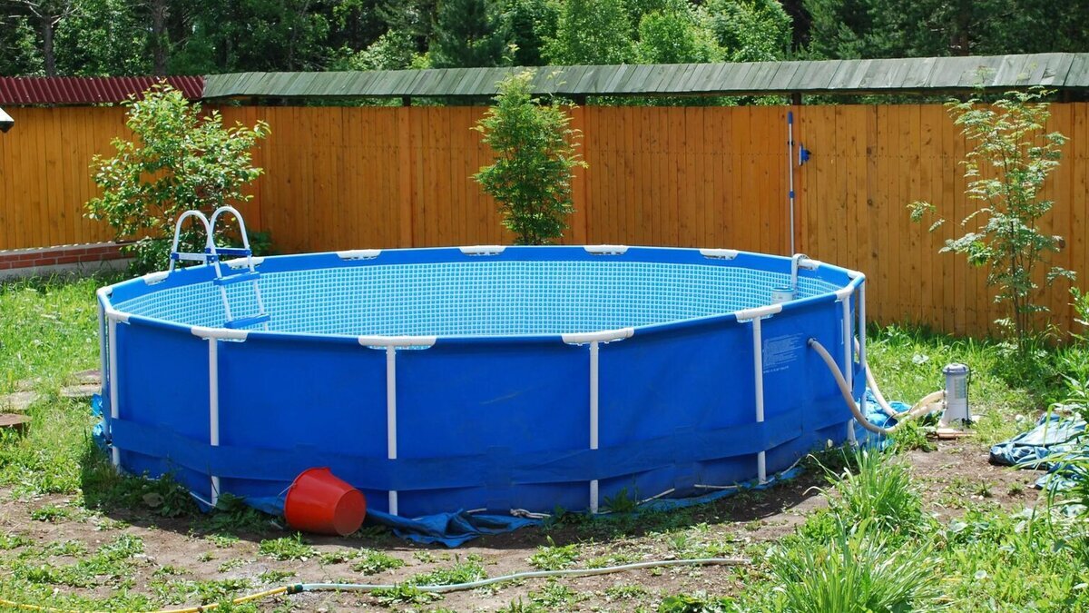 Такой бассейн – это прекрасный способ освежиться не только детям, но и взрослым.