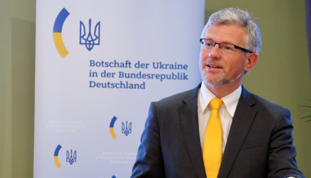 Посол Украины негодует: Германия вместо оружия отправит Киеву военные каски