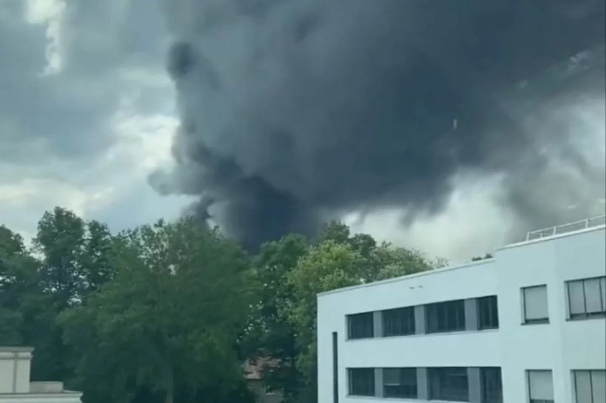 Тушение огня на оборонном заводе в Берлине возобновили после перерыва