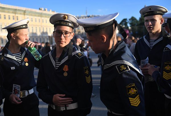 Курсанты Нахимовского училища на Дворцовой площади во время концерта в рамках праздника выпускников Алые паруса в Санкт-Петербурге