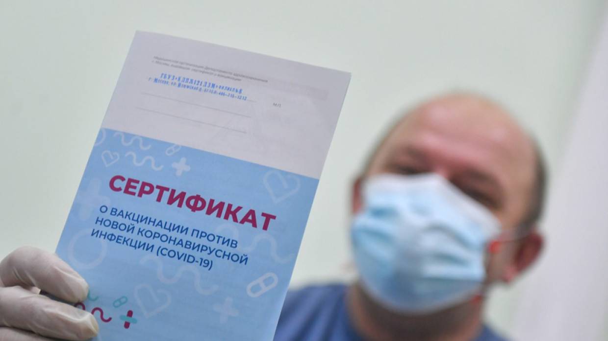 Волгоградский врач предложил полицейским купить сертификат о вакцинации и попал под статью