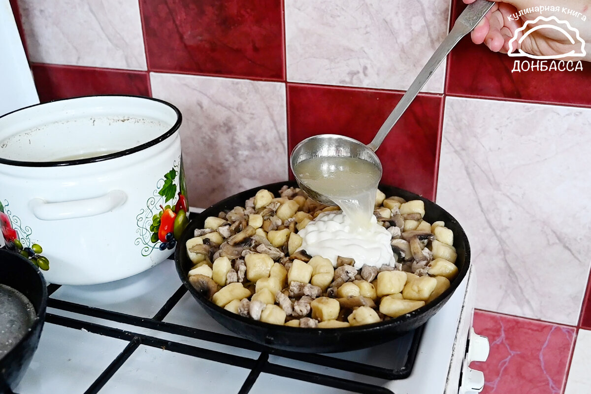 Почему я раньше не узнал об этом блюде? Галушки с курицей и грибами, которые любят на Донбассе Почему я раньше не узнал об этом блюде? Галушки с курицей и грибами, которые любят на Донбассе немного, бульон, готовить, добавляем, галушки, масло, нарезаю, вкусно, сковородку, начинка, когда, минут, время, можно, грибы, куриную, грудку, тесто, галушек, приготовления