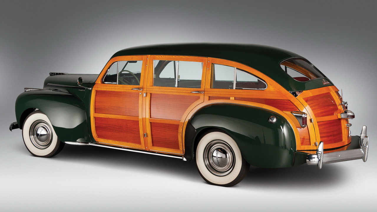 Самый первый Chrysler Town & Country был 8-местным универсалом с деревянными боковинами. После войны это имя давали кабриолетам и универсалам (до 1988 г.). С 1982 им начали обозначать вэны