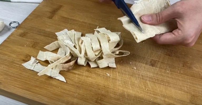 Беру обрезки лаваша, а начинки меняю (выбираю из того,что есть): вкусно и продукты не пропадают
