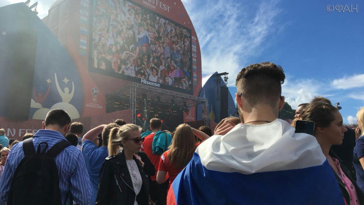«Молодцы!»: тысячи болельщиков овациями встретили сборную России в Москве
