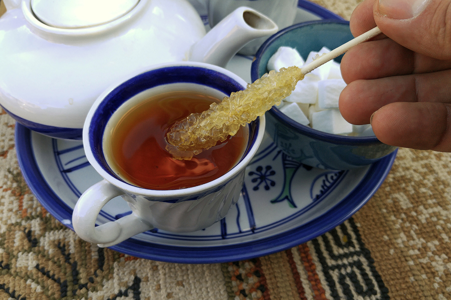 После обеда подали чай. Подача чая. Чай Иран. Подача чая в Иране. Кофе в Иране.