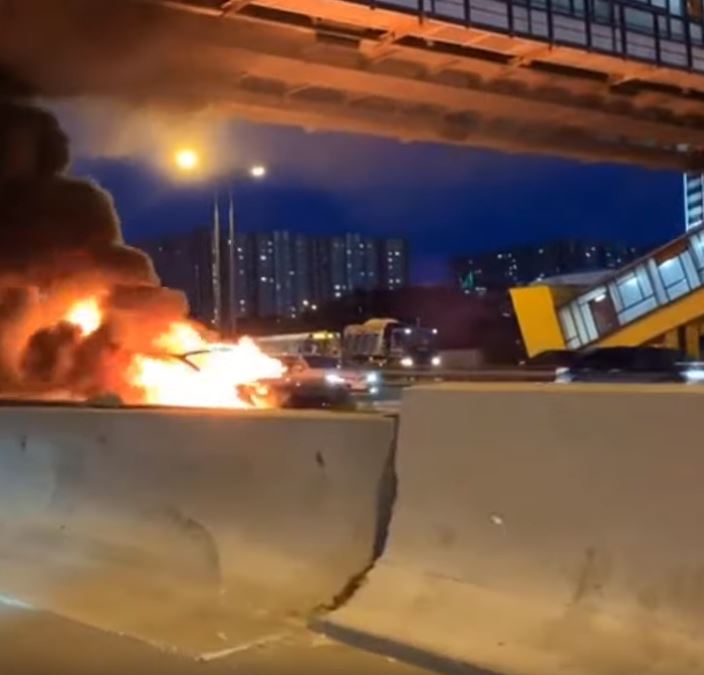 В Москве красиво разбилась и сгорела Tesla В Москве красиво разбилась и сгорела Tesla ДТП,Марки и модели,Электромобиль