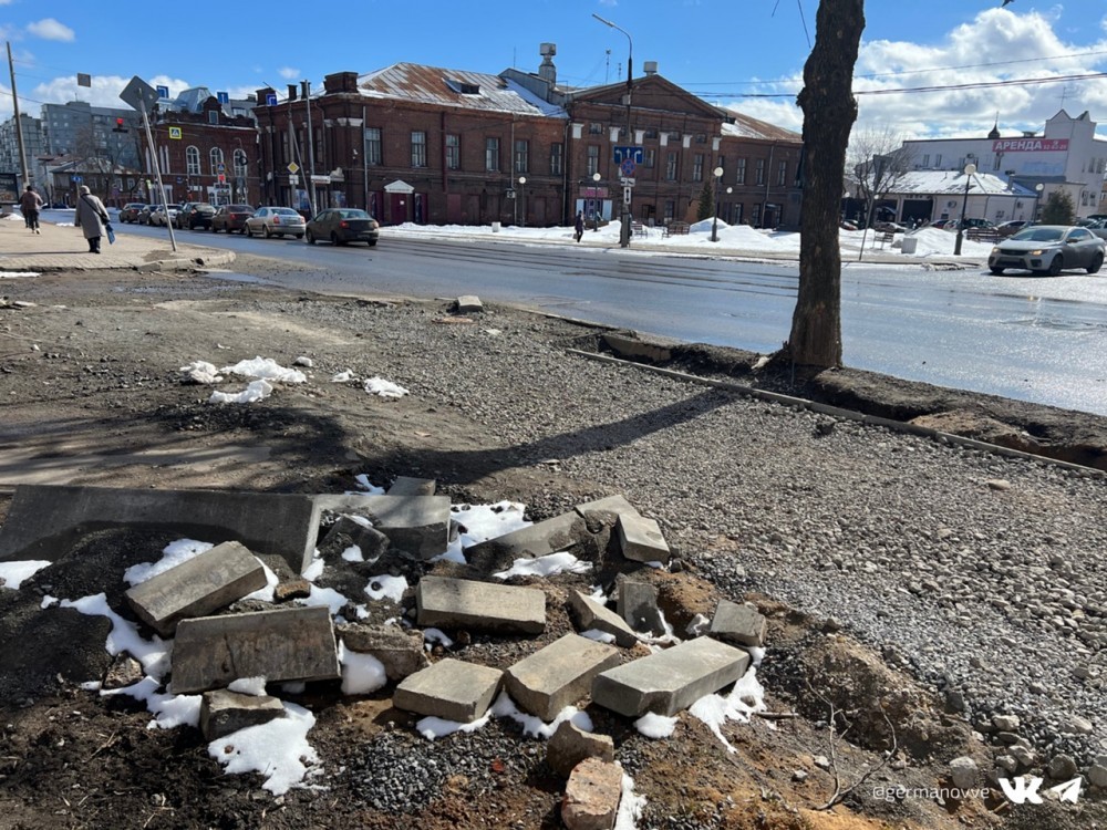 Мэр Череповца показал разрушенные тротуары после схода снега