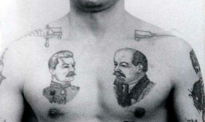 Татуировка Сталина и Ленина на груди заключённого