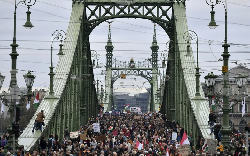 Архивное фото. Одна из демонстраций в Будапеште прошлых лет. Мне лично данная фотография из отрытых источников нравится тем, что на ней мост. Таких только два. В Будапеште и моей родной Твери. Мосты-близнецы.