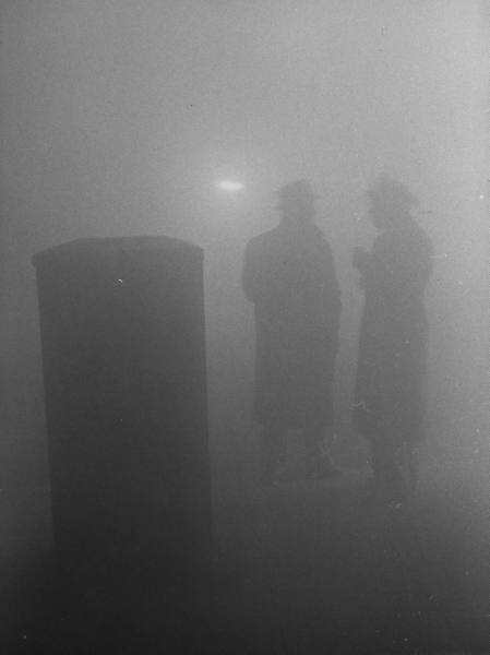 Яд, туман и тысячи погибших: фото Великого смога, превратившего Лондон в эталон нуара тысяч, Лондон, смогом, воздухе, лондонском, содержания, повышенного, удушья, умерли, которые, заболеваниями, респираторными, людей, стариков, младенцев, человек, четырех, более, погибло, диоксида