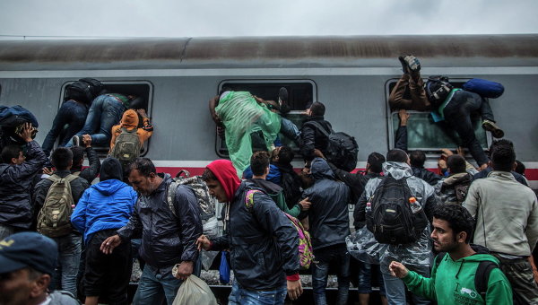 Мигранты и беженцы на станции Товарник, расположенной в Хорватии на границе с Сербией. Архивное фото