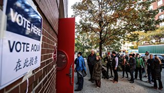 Горожане стоят в очереди на избирательный участок в Нью-Йорке, где проходит голосование на выборах президента США