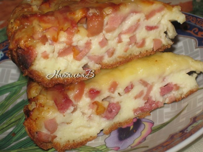 Пицца-пирог с колбасой и сыром — прекрасный способ побаловать семью вкусненьким