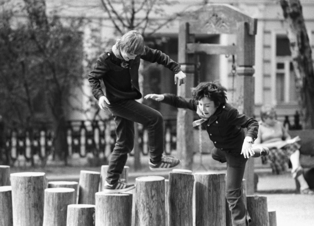 Мальчики играют на улице. Советские дети во дворе. Дети 80-х. Уличные игры детей СССР. Двор детства.