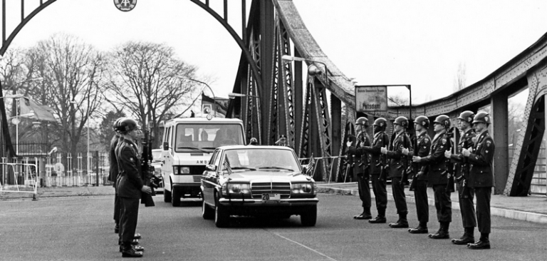На фото: тело майора Артура Д. Николсона было перевезено через мост Глинике в Западный Берлин, 25 марта 1985 год.