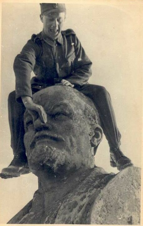 Немецкий солдат глумится над статуей Ленина. 1941 г. Великая Отечественная Война, архивные фотографии, вторая мировая война