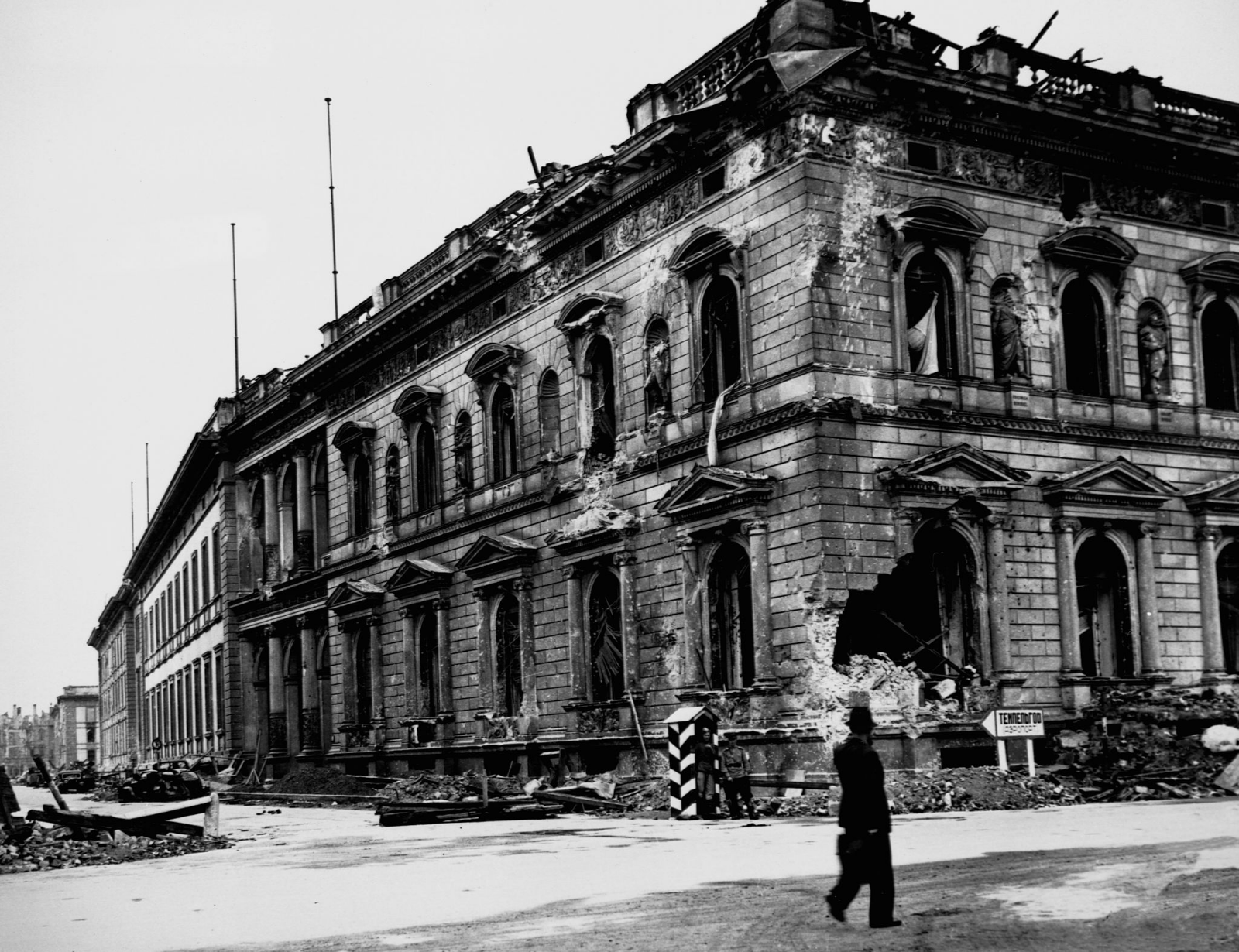 Разрушенный Берлин 1945. Разрушенный Берлин 1945 фото. Завод Борзига в Берлине. Рейхсканцелярия 1944. Разрушенный берлин