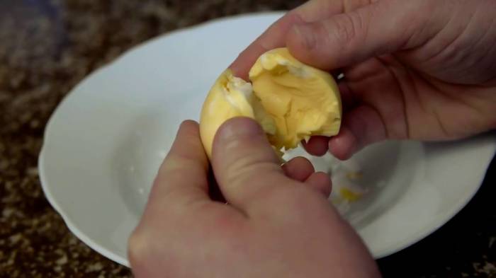 Как сварить яйцо желтком наружу: нехитрый трюк кулинарные хитрости