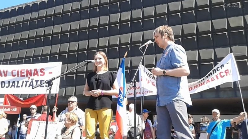 Вице-президент и член бюро EFA Марта Баинка вместе с правозащитником Александром Кузьминым на митинге в Риге 2 июня 2018 года за право детей учиться на родном языке