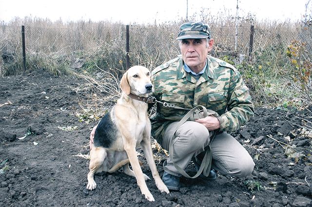 Игорь Безымянников с гончей Тропкой после состязаний в городе Уфалей Челябинской области