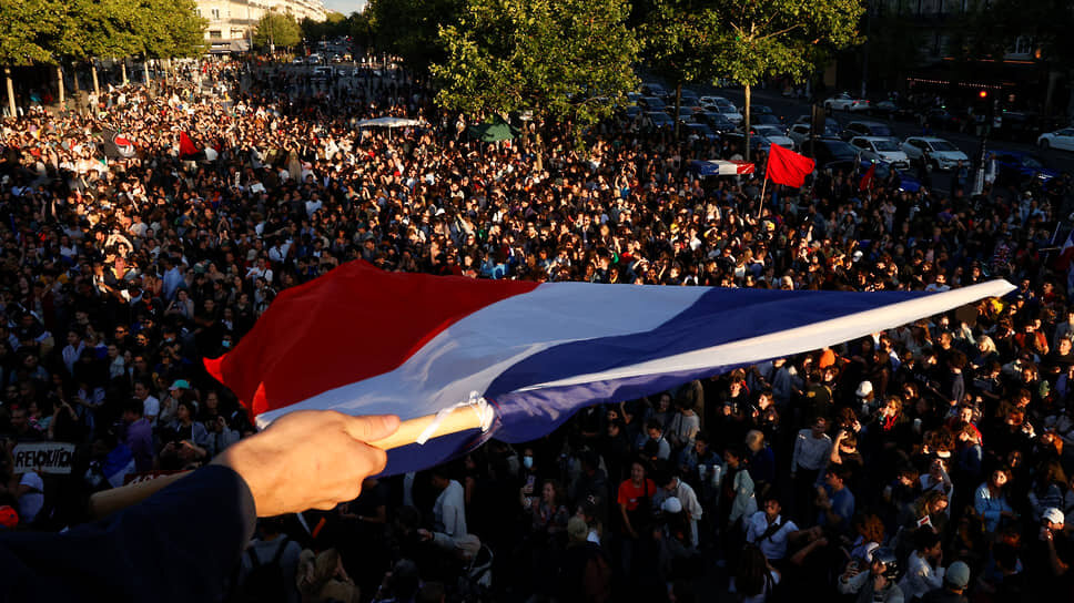 Фото: Abdul Saboor / Reuters????Протестующие собрались на площади Республики после частичного объявления результатов второго тура парламентских выборов