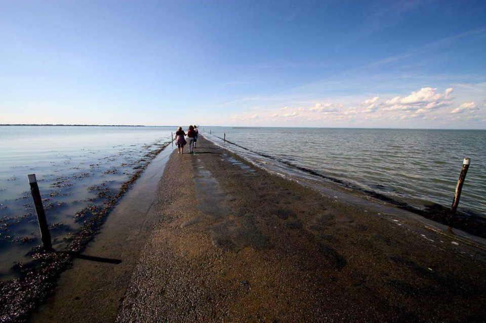 Дорога, дважды в сутки уходящая под воду вода, дорога