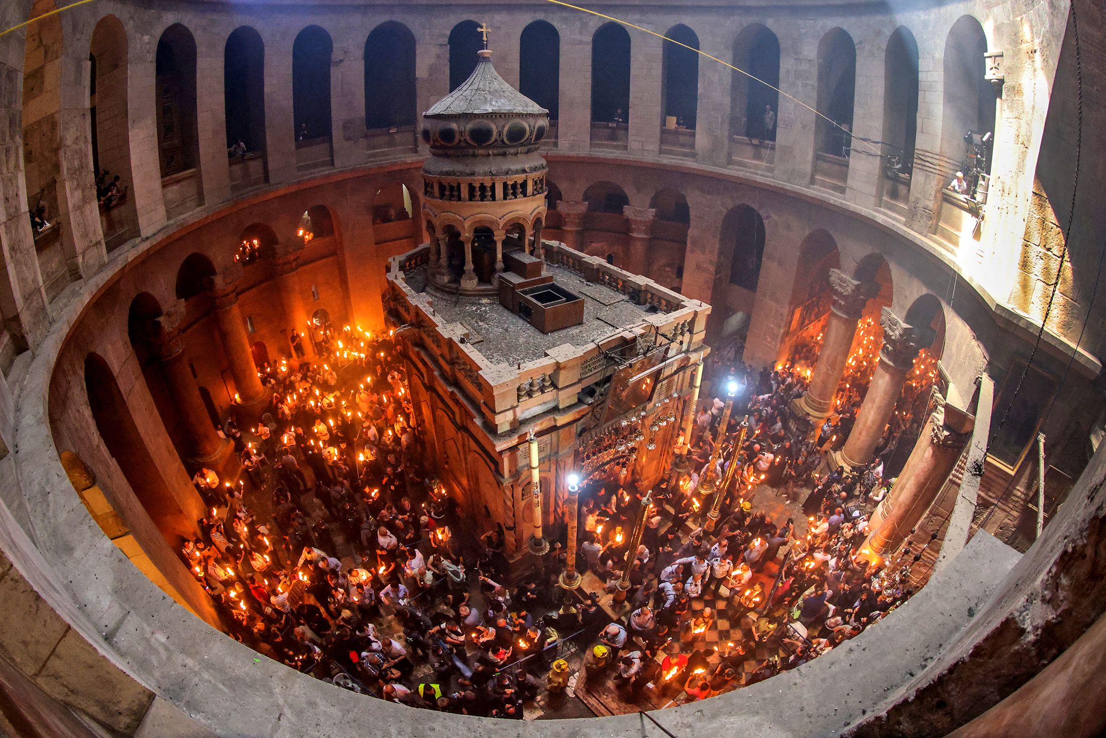 Тысячи верующих в ожидании чуда: в Иерусалиме готовится церемония схождения Благодатного огня