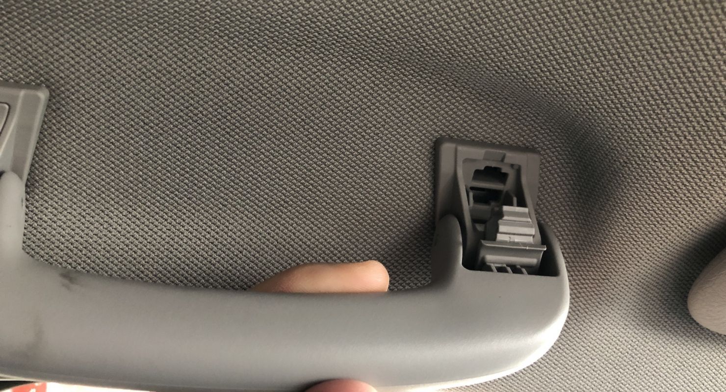 Зачем в салоне нужна рукоятка со стороны водителя Автомобили