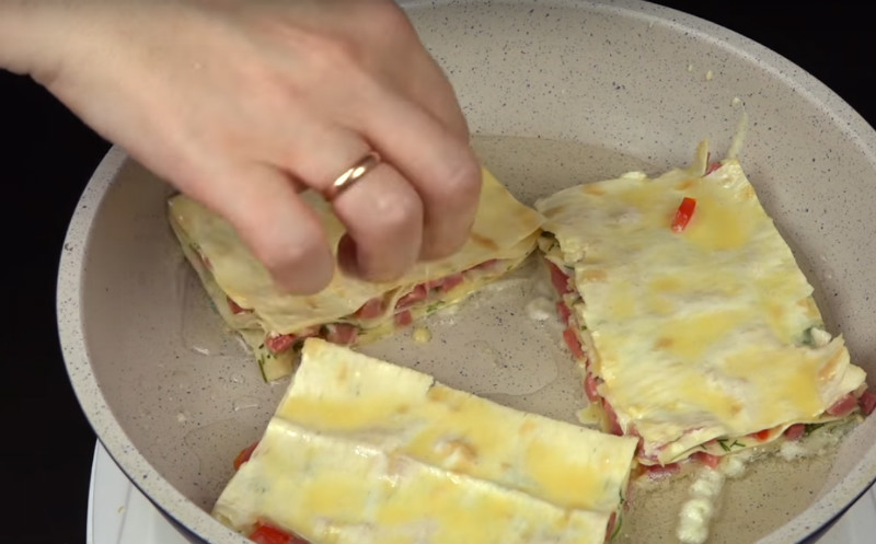 закуска из лаваша с колбасой и сыром