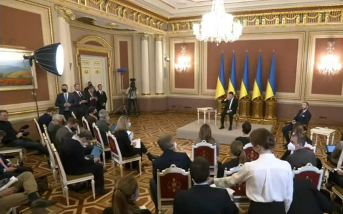 Как пустыми палатками испугать врага и ввести в заблуждение спутники Как пустыми палатками испугать врага и ввести в заблуждение спутники вопрос, просто, войск, только, увеличение, видим, потом, Владимира, России, эскалации, когда, экономики, сигналы, запугивание, например, можете, Зеленский, правительство, президент, Иногда