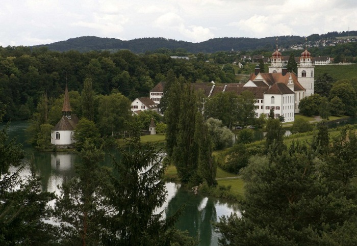 Больше половины жителей деревни Рейнау (Rheinau) согласились на эксперимент (Швейцария).