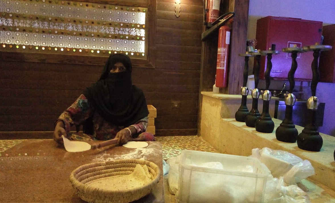 Бедуинская женщина печет хлеб