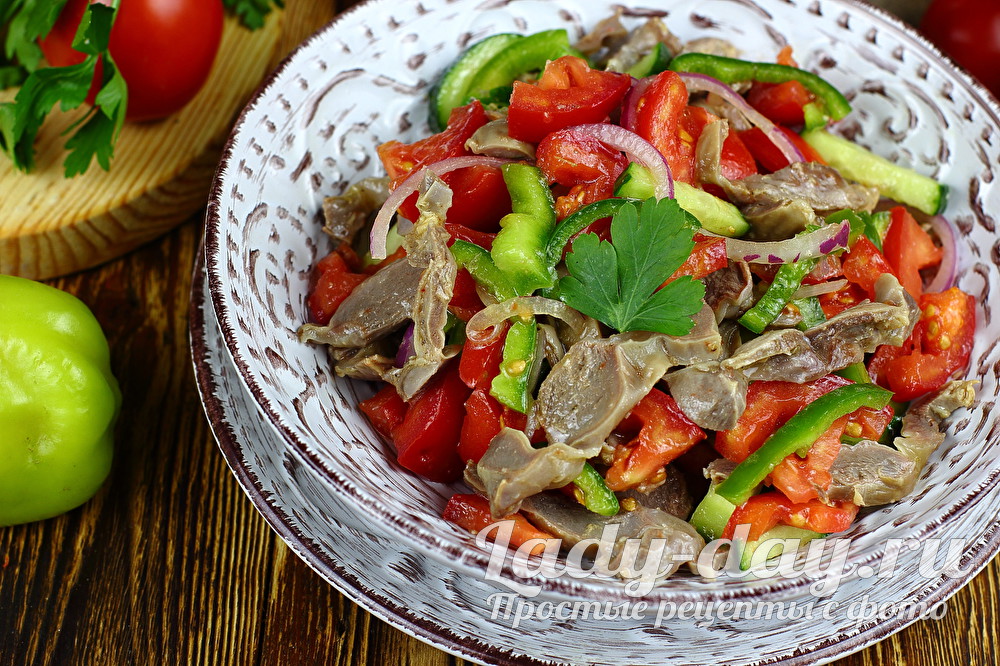 Салат из куриных желудков. Салат с куриной печенью и желудками. Салат с желудками куриными и овощами. Салат с куриной печенью перцем болгарским огурцом. Салат с желудками куриными и перцем.