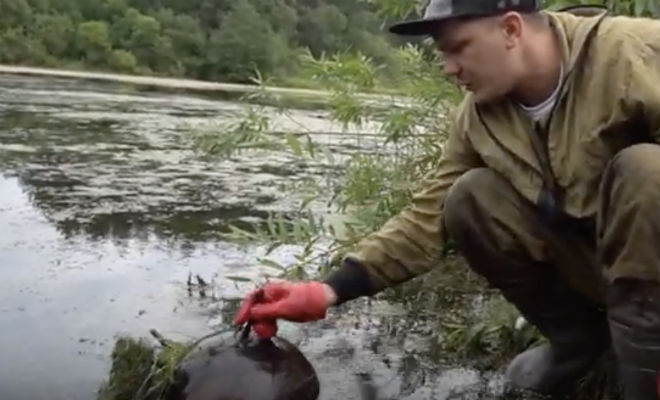 Поисковики забросили магнит в озеро и нашли морскую мину: тянули грузовиком