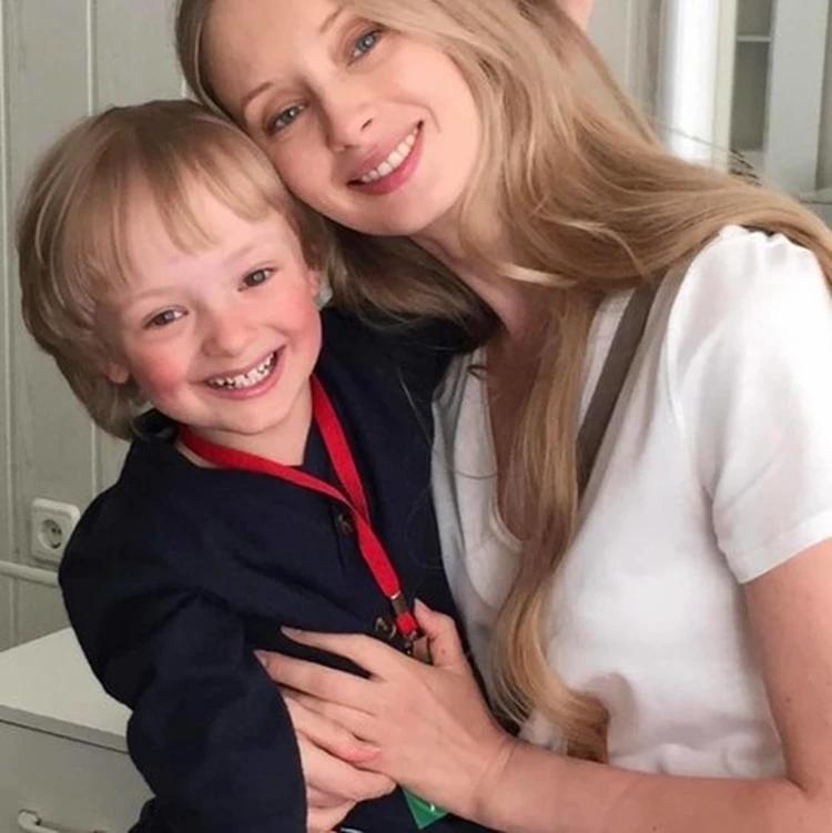 Старшие дети Александра Градского уверены, что вдова родила младших детей от другого мужчины Старшие дети Александра Градского уверены, что вдова родила младших детей от другого мужчины Александра, Коташенко, Градского, Мария, Даниил, детей, наследство, деньги, Марии, Александр, адвокат, должна, 45летний, старшие, маленьких, 40летняя, хотят, лишить, после, Градский