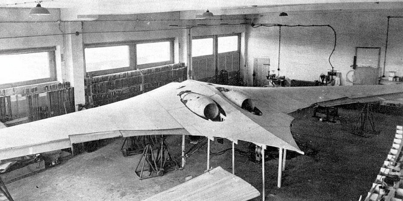 Вооружение
Модель Horten Ho IX обладала весьма внушительным набором вооружения. Рядом с двигателем были установлены целых четыре крупнокалиберных пушки МК-103, а под центральным отделением конструкторы предусмотрели место для пары бомб SC 1000, которые можно было заменить и дополнительными топливными баками. По замыслу конструкторов, этого должно было хватить, чтобы превратить Horten Ho IX в настоящего повелителя неба. Собственно, если бы проект был закончен чуть раньше, маневренность и скорость самолета могли бы сыграть ключевую роль и сделать Германию доминирующей стороной в воздухе.