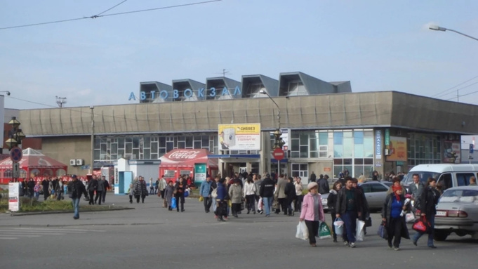 В Барнауле мужчина приходил в кафе на автовокзале, спаивал пассажиров и обкрадывал